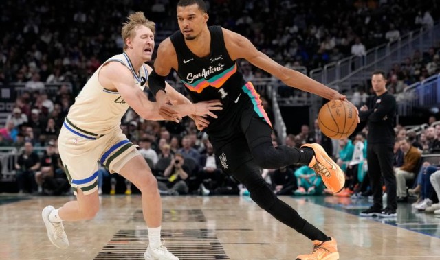 KAIYUN-文班亚马23+15 马刺七人上双客场32分大胜雄鹿