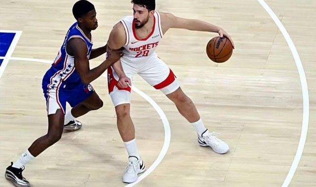 明明场上效果如此糟糕，结果火箭却还让他在关键时刻留在场上？