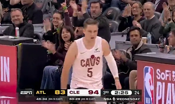 开云体育平台-梅里尔三分命中，骑士第三节已打出34-16领先到两位数分差